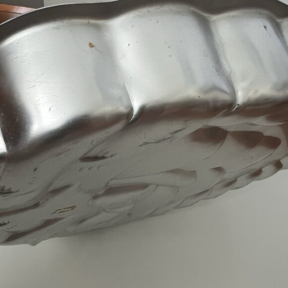 WILTON 1980 Easter Cake Pan Eggs In A Basket Cake Mold - Picture 9 of 9